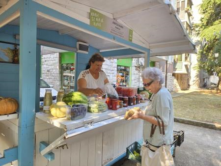Med kupci, ki se vračajo na tržnico, je tudi Izolanka Helena. Ustavila se je pri Brigiti Barbo.